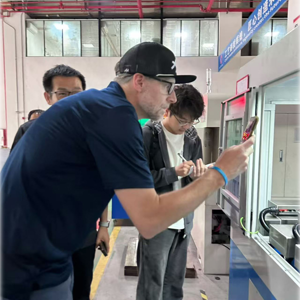 Cliente americano visita Taichuang para inspeção no local e aceitação de máquina rosqueadora de porcas