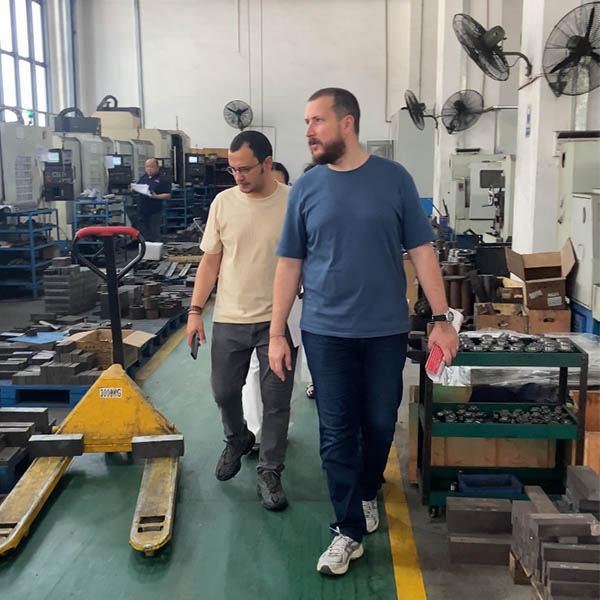 Cliente da Turquia visita a fábrica de TAICHUANG para avaliar as capacidades de fabricação de máquinas de rosqueamento de porcas