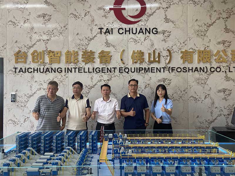 Cliente do Vietnã visita TAICHUANG Intelligent para cooperação com máquinas de rosqueamento de porcas
