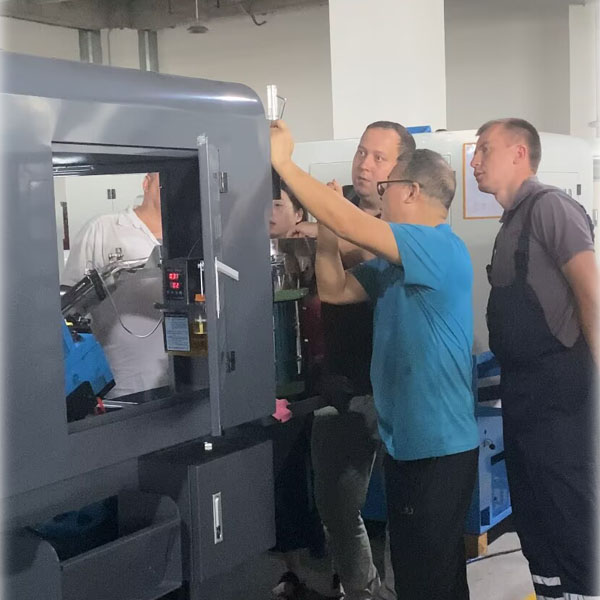 Equipe de clientes russos visita fábrica de TAICHUANG para aceitação de máquina de rosqueamento de nozes