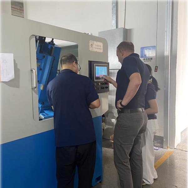 Cliente britânico visita TAICHUANG para inspeção de máquina de rosqueamento de porcas