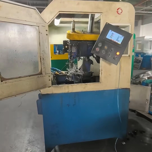 Atualizando uma máquina rosqueadora de porcas após sete anos de serviço