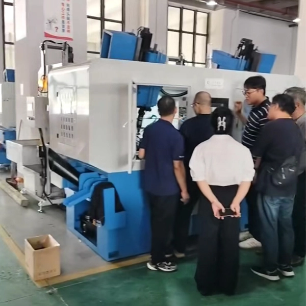 Equipe do cliente sul-coreano visita Taichuang para aceitação da máquina de rosqueamento de nozes